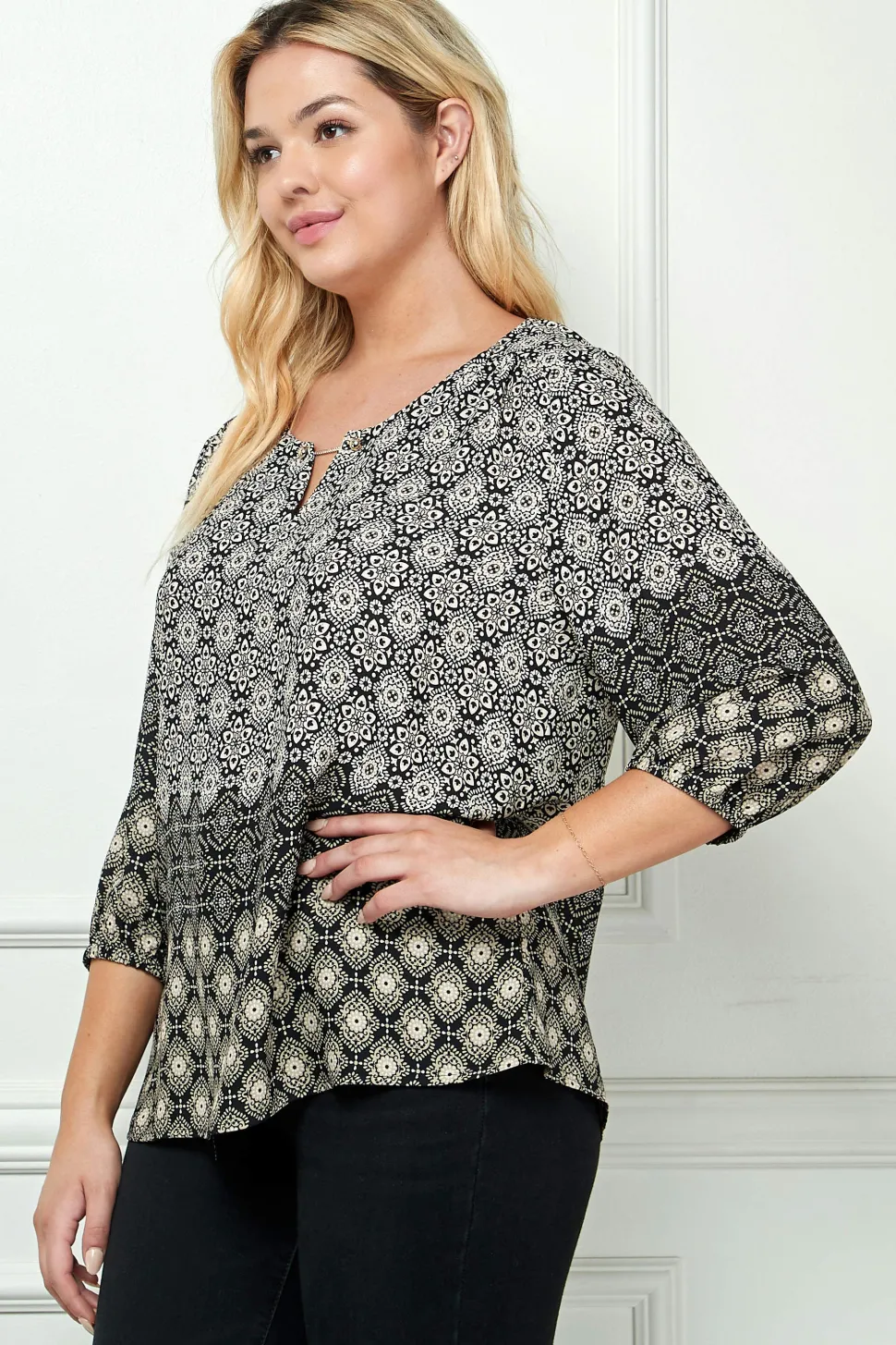 3/4 Elastic Sleeve Cutout Trim Front Neck Border Print Blouse in Black - Plus