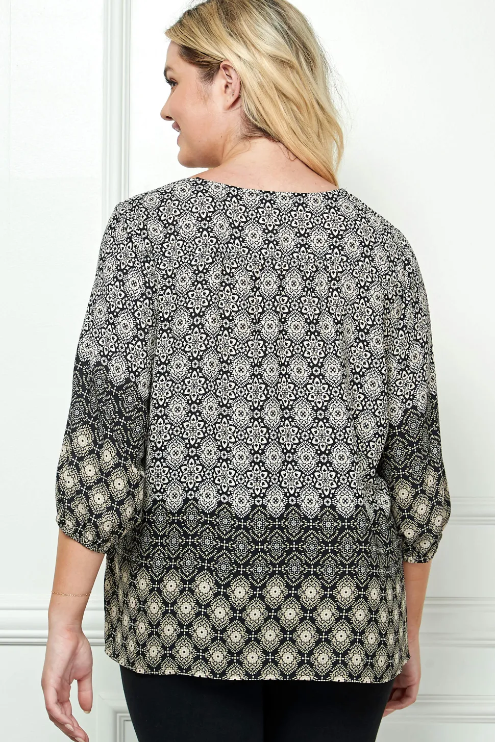 3/4 Elastic Sleeve Cutout Trim Front Neck Border Print Blouse in Black - Plus